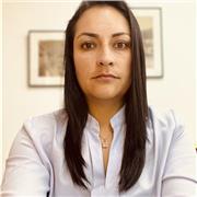 Profesora, especialista en contabilidad financiera internacional